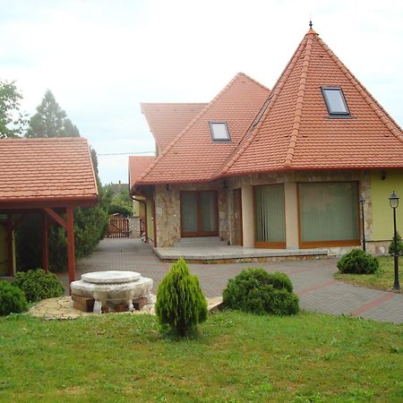 Hotel Holdfeny Kapolnasnyek Exterior photo