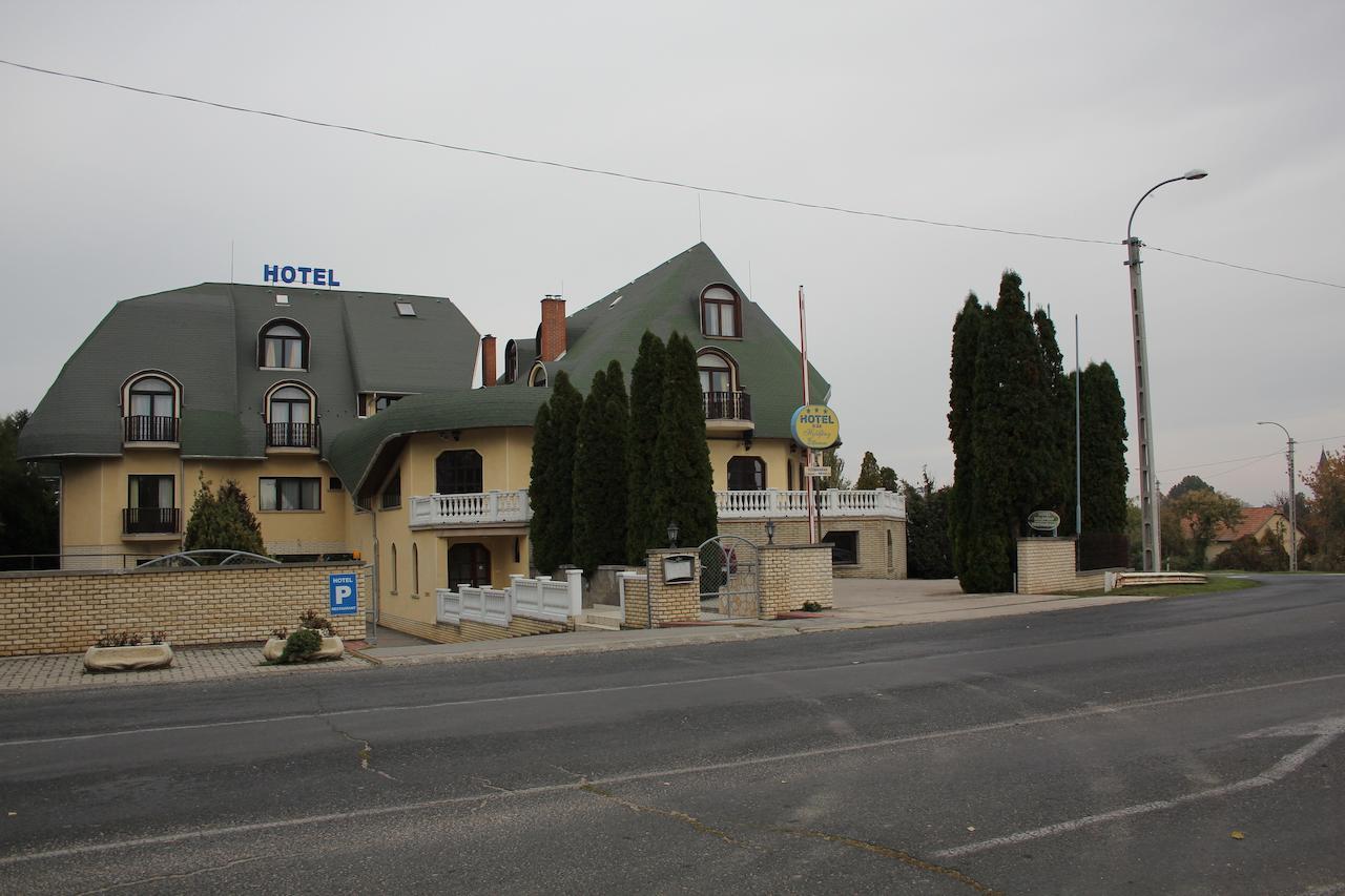 Hotel Holdfeny Kapolnasnyek Exterior photo